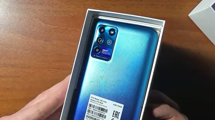 Розпакування смартфону ZTE Blade V30 Vita 4/128GB blue
